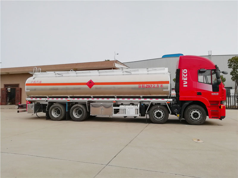 上汽紅巖29.7方前四后八鋁合金運油車，20噸運油車